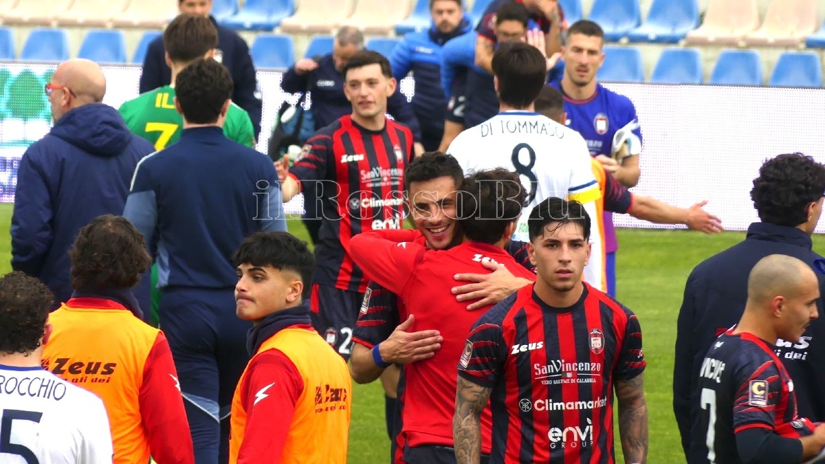 Il Crotone con don Maurizio Scicchitano: fede, gruppo e auguri di Pasqua - Foto: Redazione 