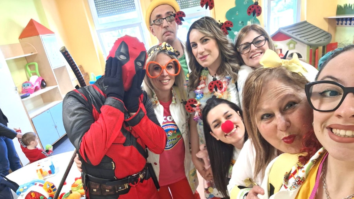 Pasqua di sorrisi in corsia: i clown tornano tra i pazienti dell’ospedale - 