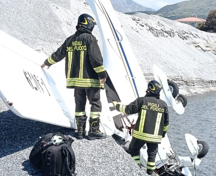 Incidente aereo a Grisolia Lido: passeggeri illesi - Foto: Uff. Stampa Comando dei Vigili del Fuoco di Cosenza 