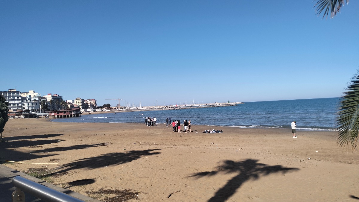 Crotone - Pasquetta in città tra passeggiate e primi tuffi 