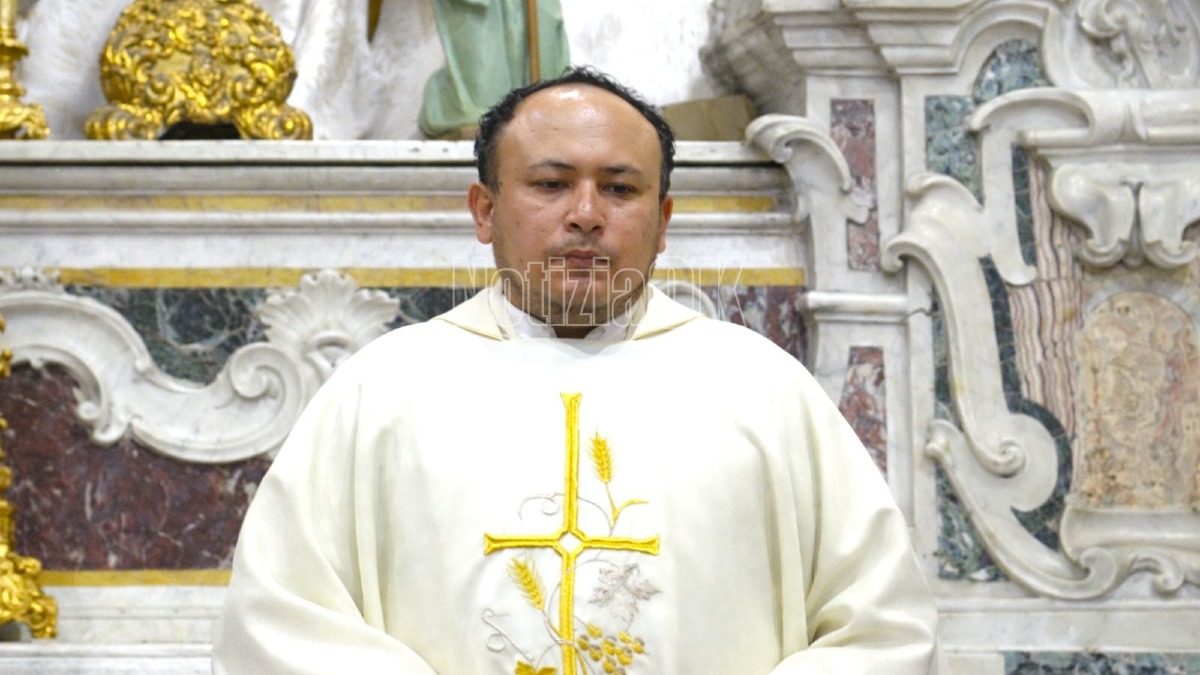 Addio a don Einair Vega Núñez, sacerdote latinoamericano legato a Crotone - Foto: Redazione 