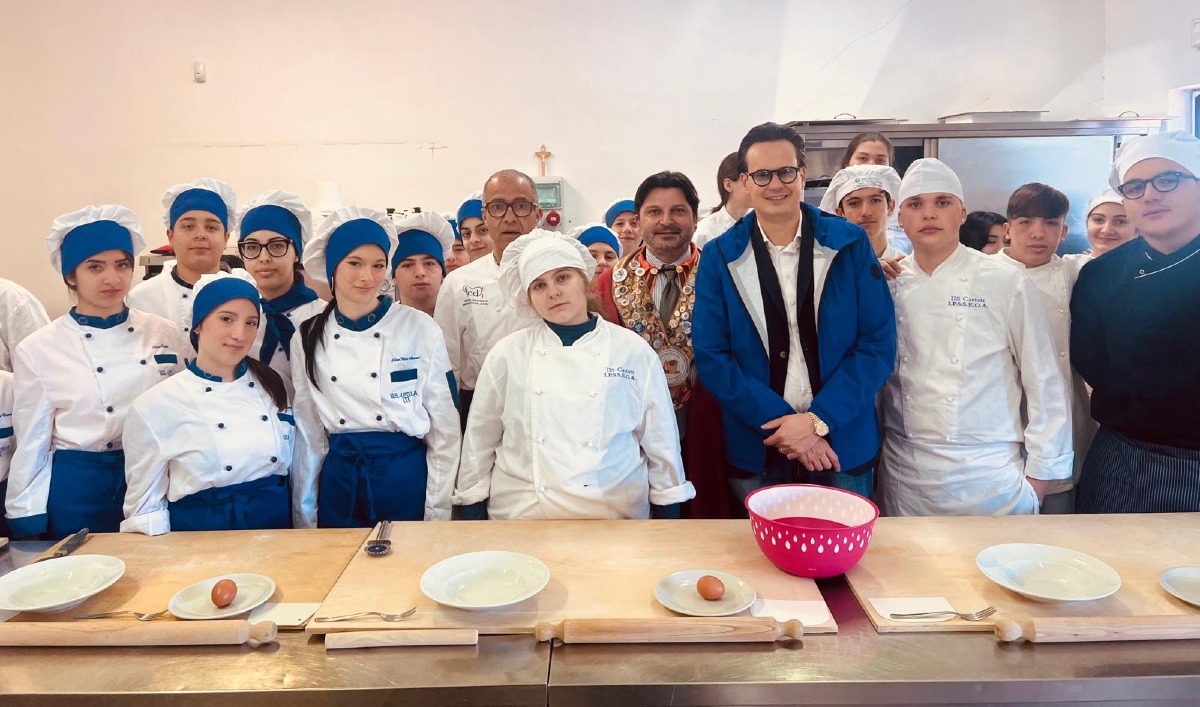 Tradizione in cattedra: la Confraternita della Pignata ispira i futuri chef di Cariati - Foto: Uff. Stampa Confraternita della Pignata 