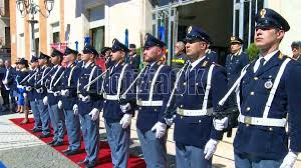 Divise schierate, in prima linea lo Stato: la Polizia celebra 174 anni -  Foto: Redazione