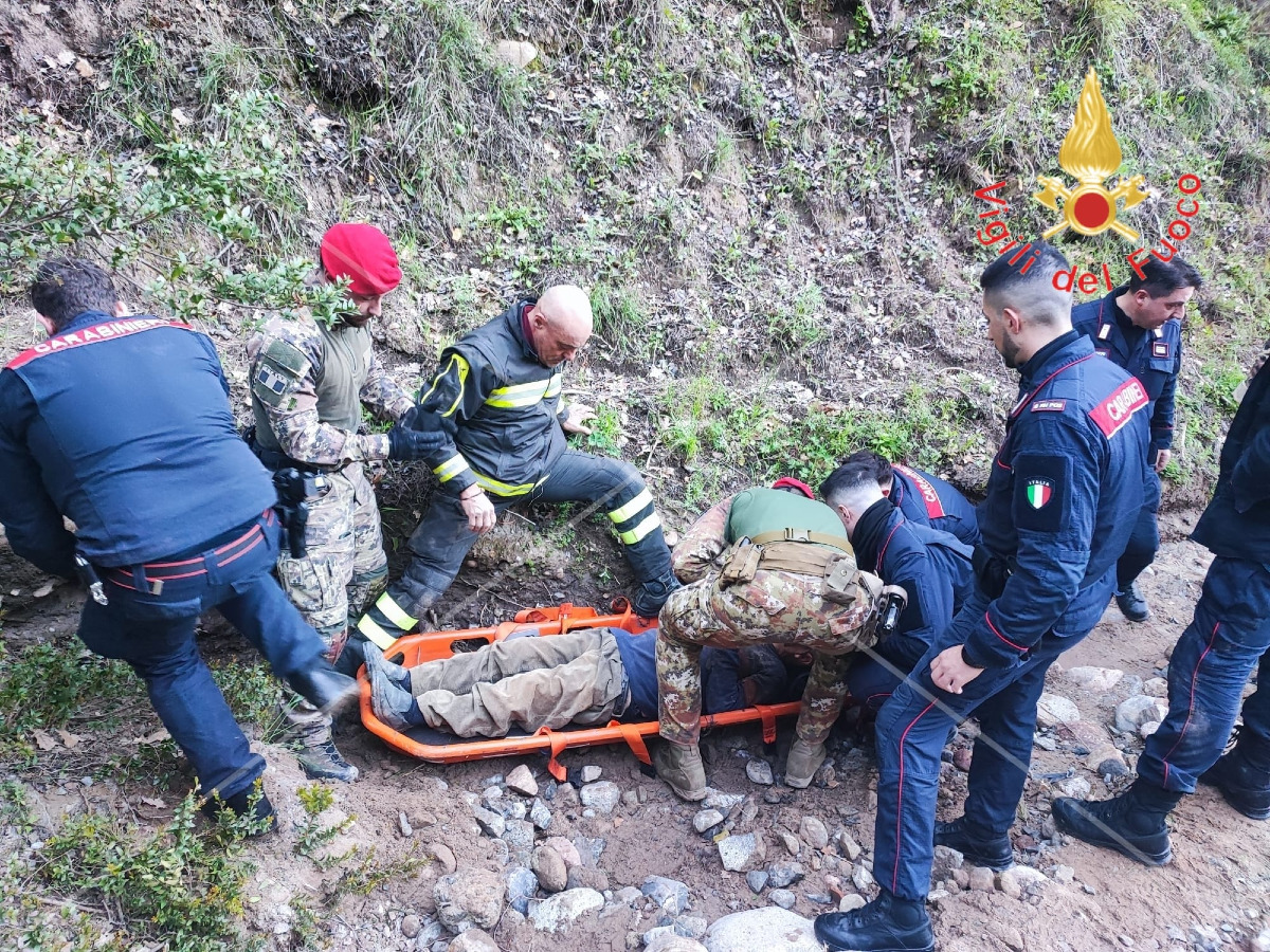 Calabria - Anziano cade in un dirupo, ritrovato dopo ore di ricerche - Foto: Ufficio stampa Vigili del Fuoco di Reggio Calabria