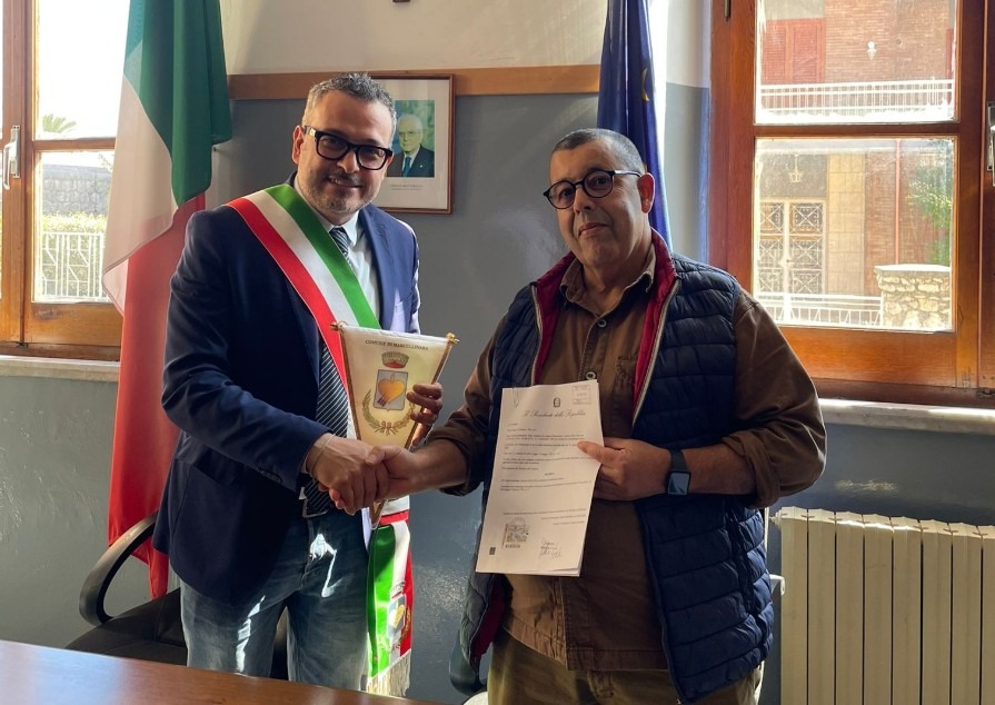 Marcellinara celebra il nuovo cittadino italiano: il giuramento di Oukassi Lahcen - Foto: Uff. Stampa Comune di Marcellinara