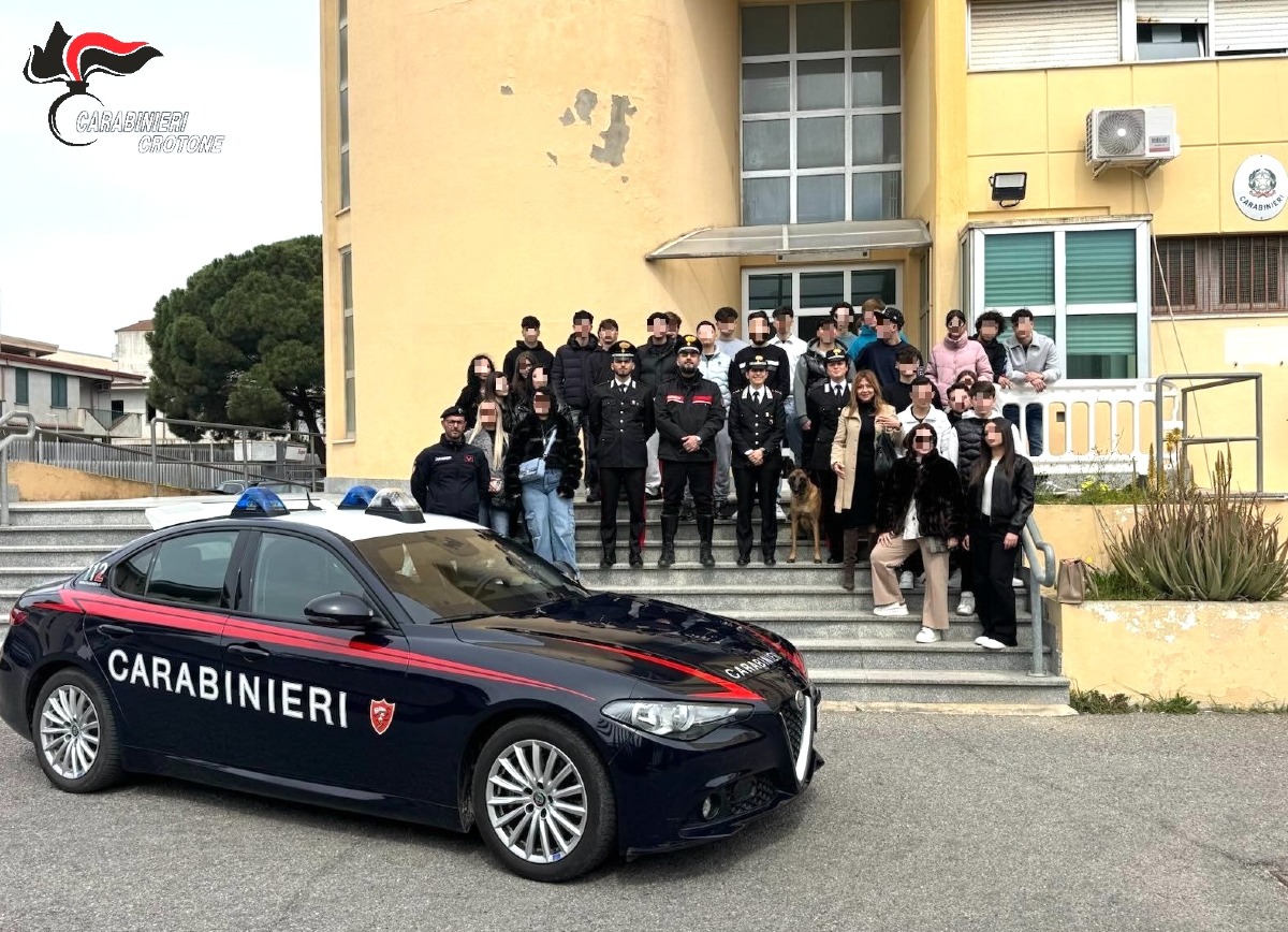 Cirò Marina - Carabinieri e studenti a confronto: visita formativa alla Compagnia - Foto Uff. Stampa Carabinieri Cirò Marina 