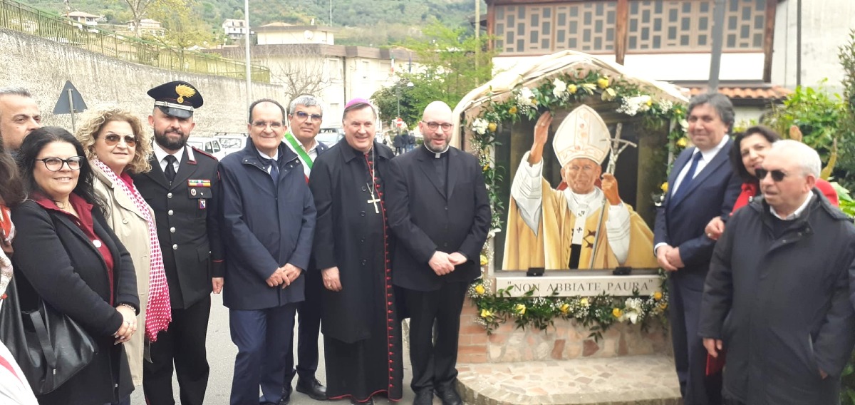 Vallefiorita abbraccia il Vescovo di Catanzaro nella festa della Misericordia - Foto Uff. Stampa Parrocchia San Sergio e Soci di Vallefiorita