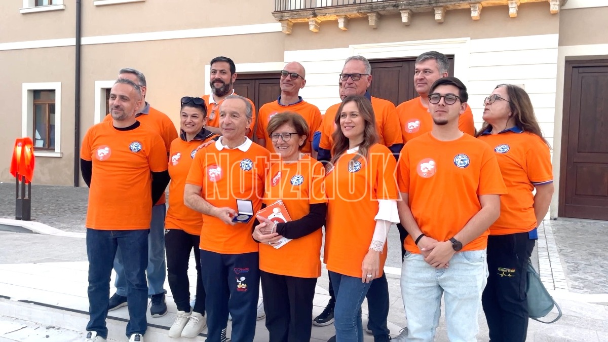 (VIDEO) Crotone in prima linea contro la SBS: il Teatro Scaramuzza si illumina di arancione - 