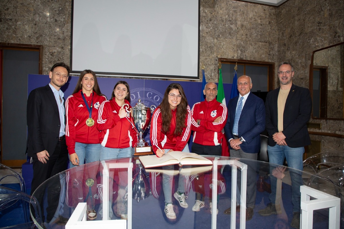 Cosenza celebra la “Smile Pallanuoto”: ricevute a Palazzo dei Bruzi le campionesse della Conference Cup - Foto: Uff. Stampa Comune di Cosenza