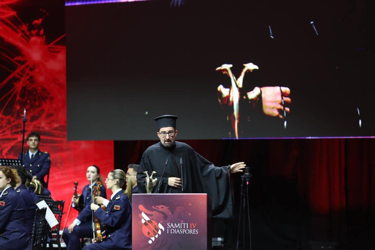 Vaccarizzo Albanese - Papàs Elia Hagi premiato con l’aquila d’oro in Albania - Foto: Ufficio stampa Comune di Vaccarizzo