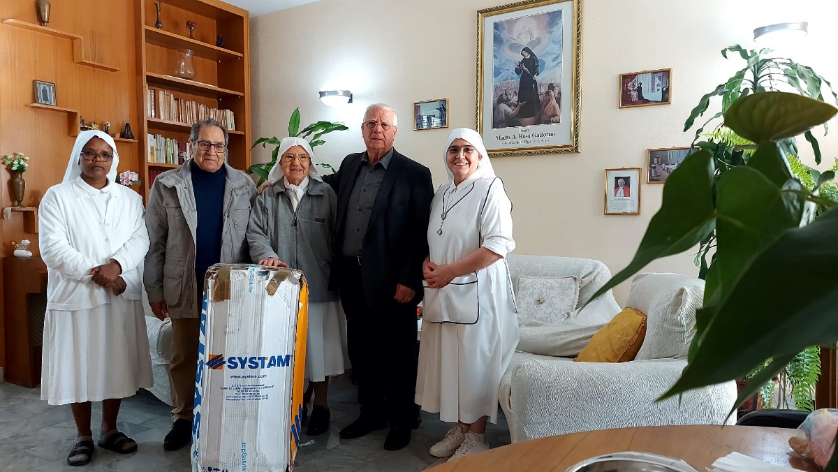 Crotone, gesto di solidarietà: donato materasso a paziente allettata - Foto Giuseppe Crea 