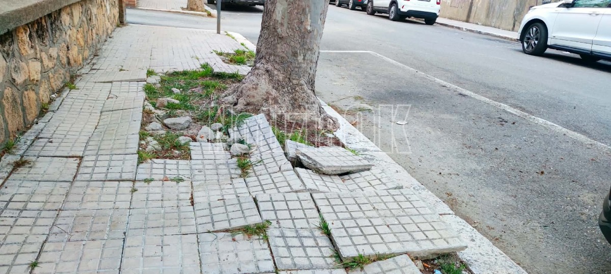 Nei Quartieri di Crotone - Traversa I Vecchia Carrara, i cittadini: "Marciapiedi pericolosi, rischio cadute" - Foto: Redazione