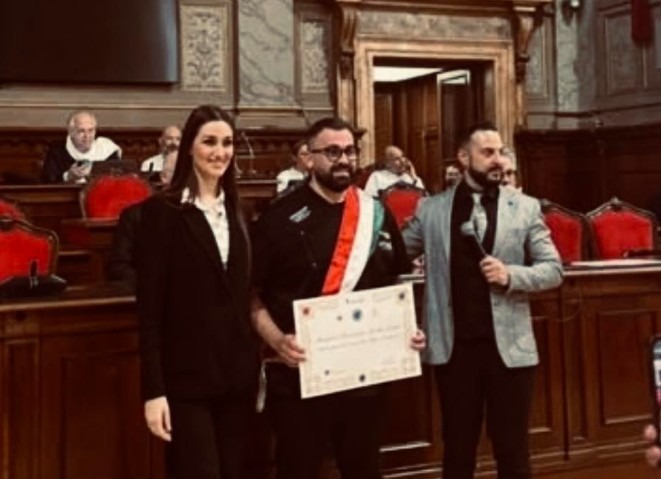Nicola Laino di Casali del Manco premiato con il Diplomatico del Gusto DOC Italy - Foto: Uff. Stampa Comune di Casali del Manco