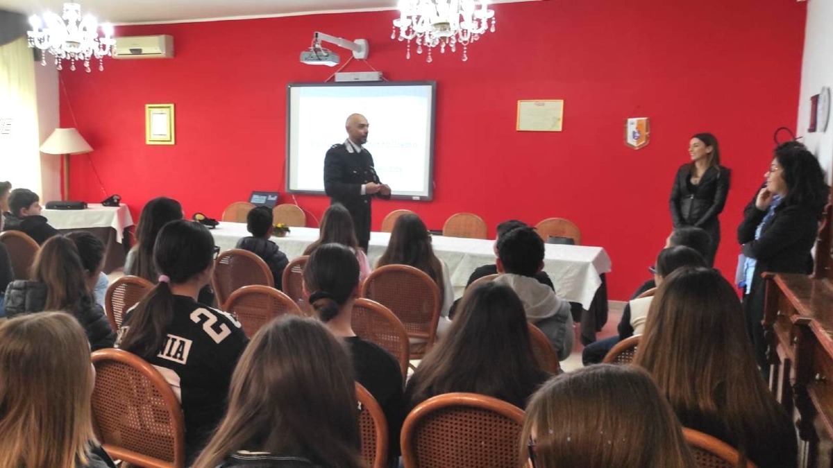 Isola di Capo Rizzuto, Progetto Legalità: Carabinieri a scuola - Foto Uff Stampa carabinieri 