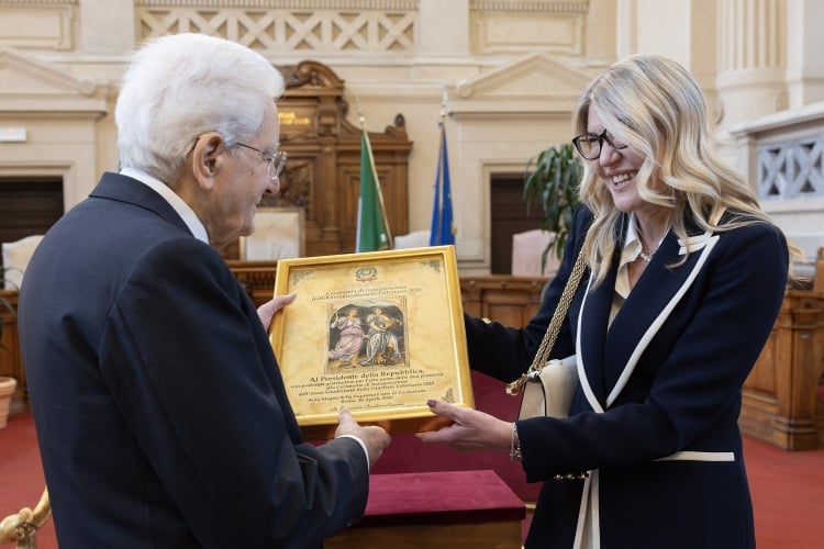 Al presidente Mattarella bassorilievo in argento firmato Michele Affidato
