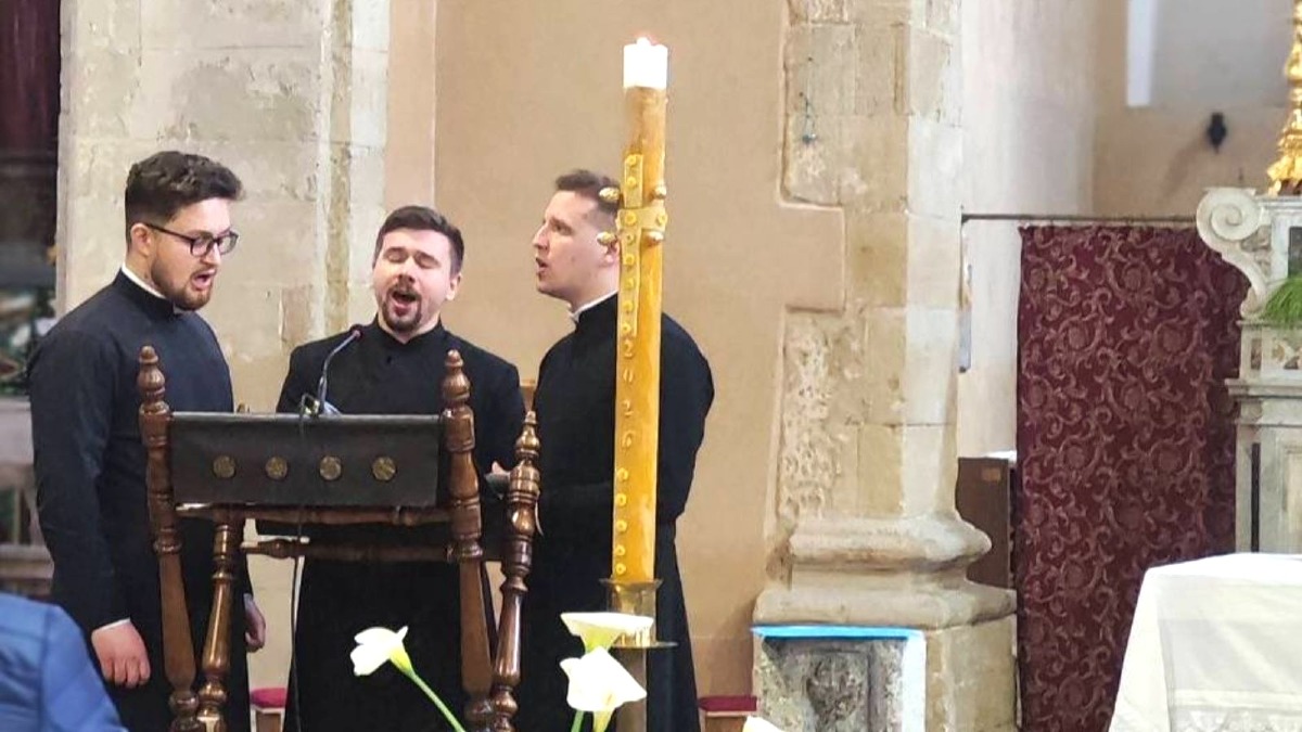 Verzino, i seminaristi ucraini emozionano la Messa con i canti per la pace - Foto Parrocchia Santa Maria Assunta Verzino 