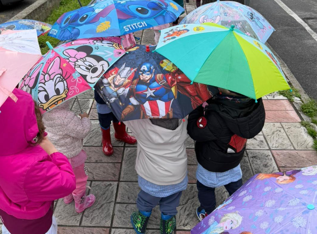 Polo Infanzia Magnolia, bambini in cammino sotto la pioggia: la lezione di autonomia educativa - Foto: Uff. Stampa Pedagogista Teresa Pia Renzo 