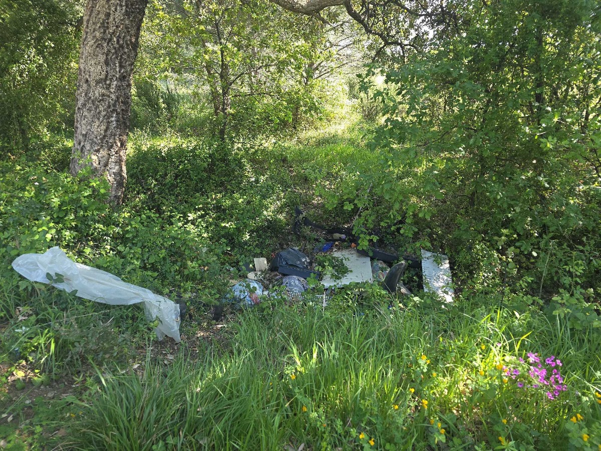 Lamezia, discariche abusive in via Padre Alfonso di Bartolo: i residenti installano telecamere - Foto: Maria Scaramuzzino 