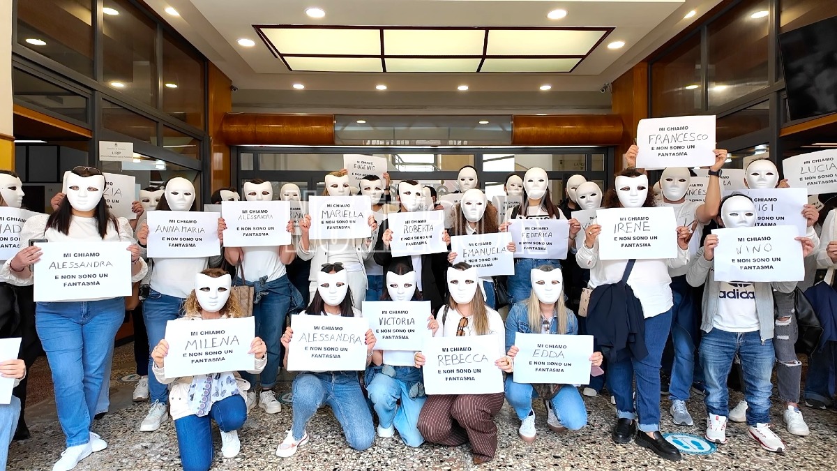 (VIDEO) Maschere bianche in piazza: “Non siamo fantasmi, vogliamo risposte” - Foto: Redazione 