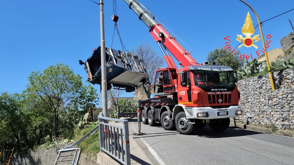 Soveria Simeri - Compattatore si muove da solo e si ribalta - Foto: Ufficio stampa Vigili del Fuoco di Catanzaro