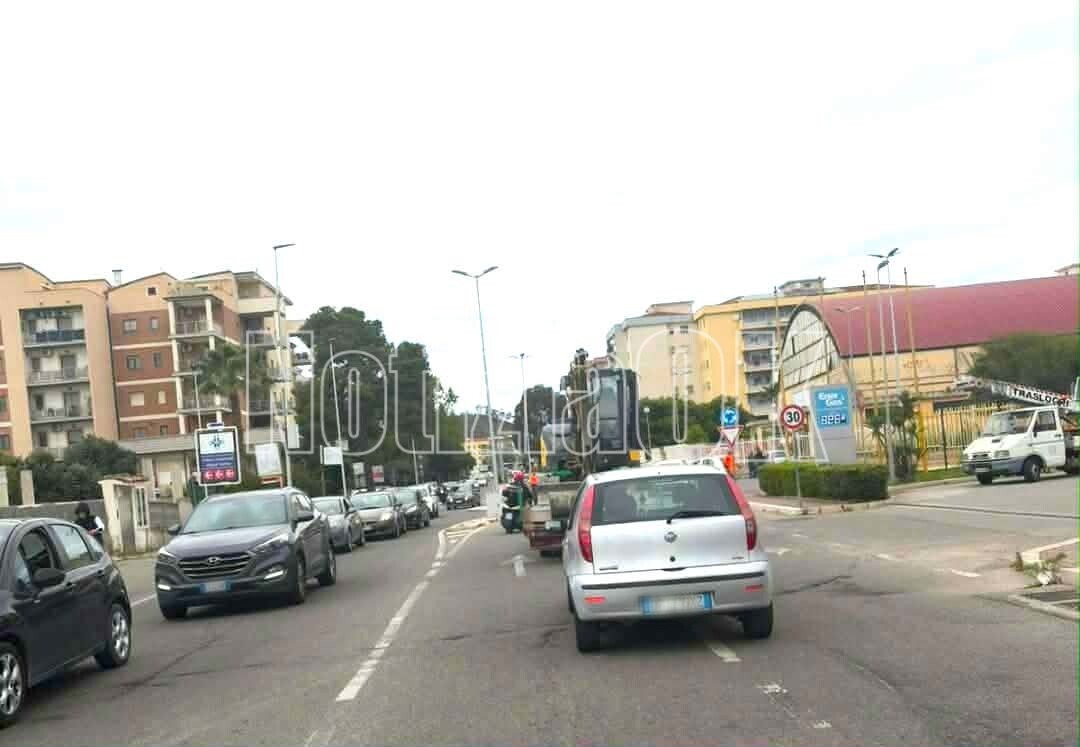 Traffico in tilt a Crotone: i lavori in corso rallentano la viabilità a Tufolo-Farina - Foto: Redazione
