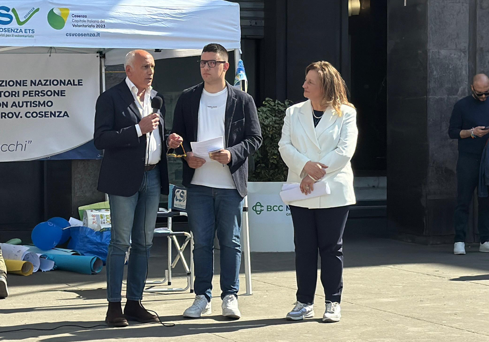 Cosenza, l’autismo in piazza: una comunità che chiede ascolto, diritti e inclusione - Foto: Uff. Stampa ANGSA Calabria