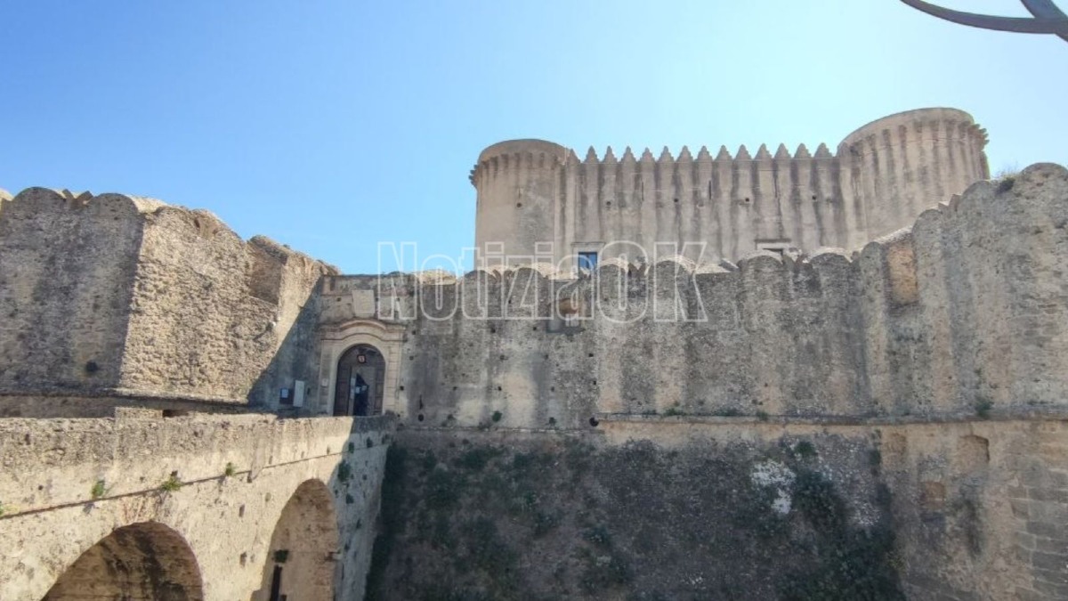 Il castello si accende di fantasy: arte, spettacolo e magia a Santa Severina - Foto: Redazione 