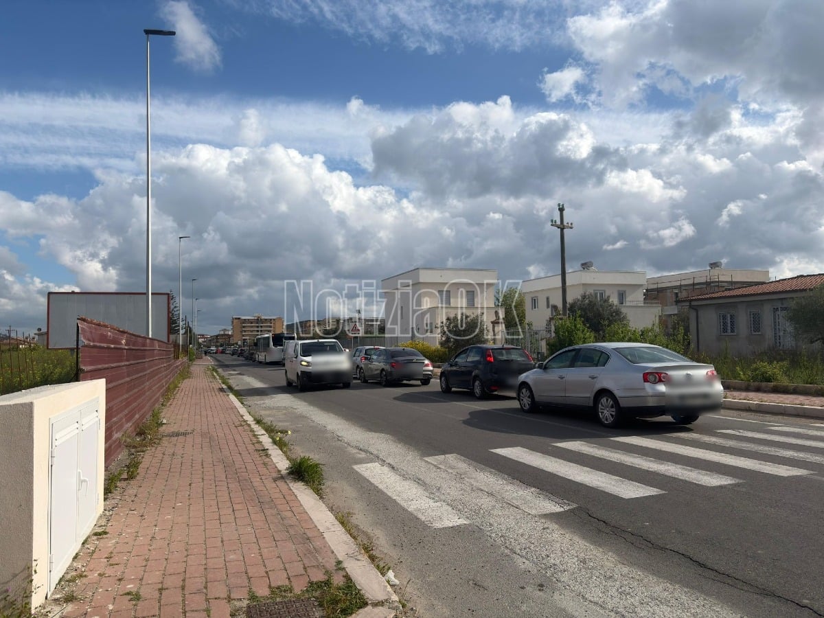 Caos traffico a Tufolo-Farina: inversioni e auto in fuga da Capo Colonna - Foto: Redazione 