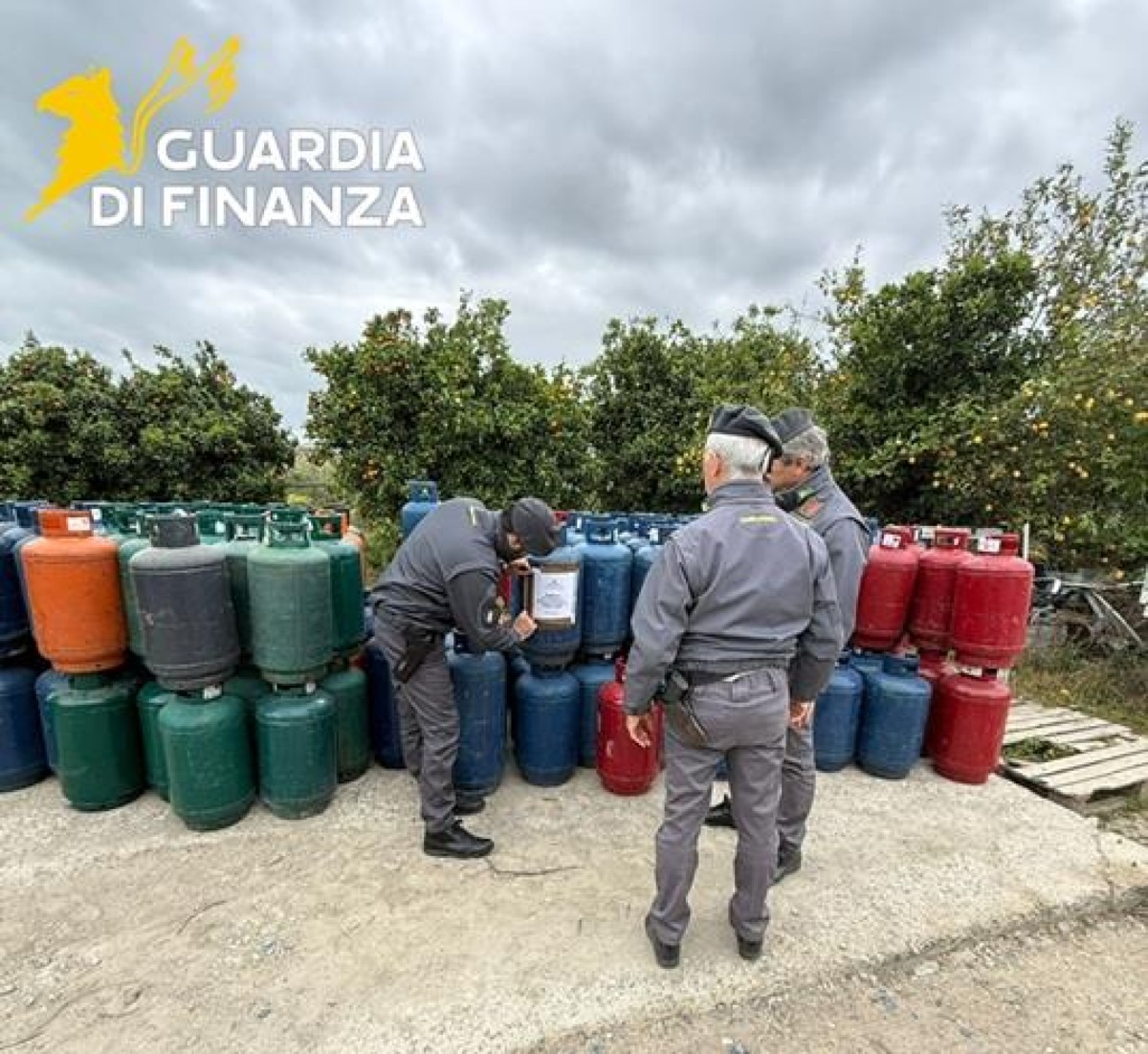 Maxi sequestro di Gpl sulla Statale 106, 261 bombole irregolari - Foto Uff. Stampa Guardia di Finanza 