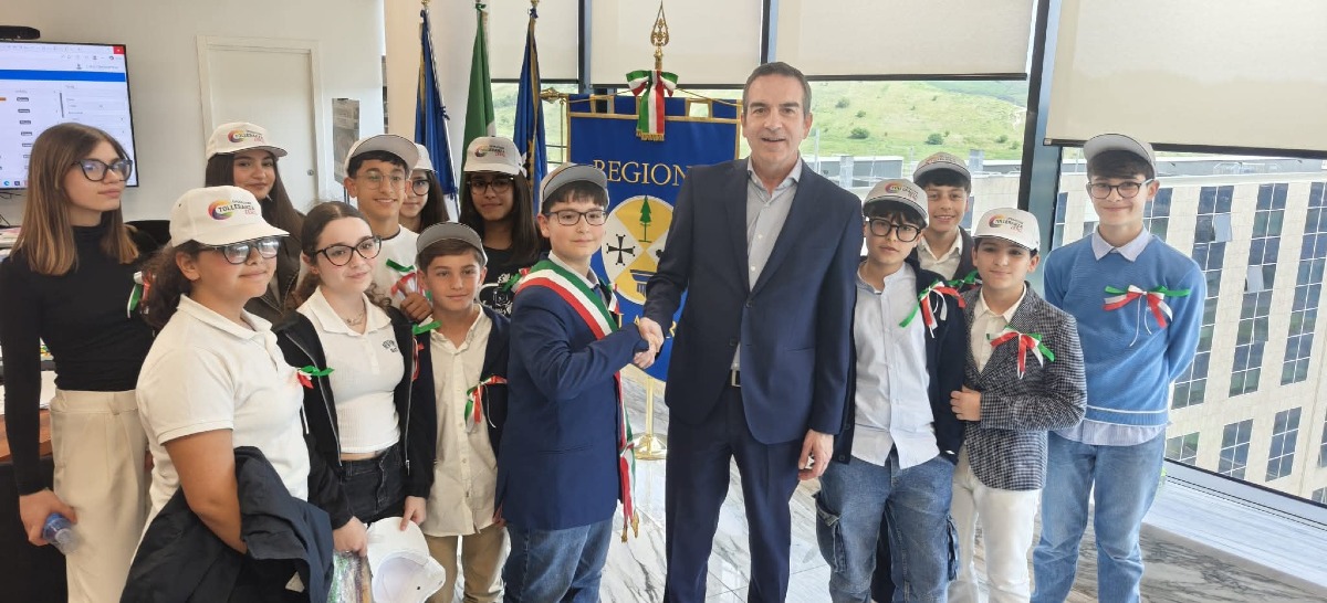 I ragazzi di Botricello in visita alla Regione Calabria: incontro con il presidente Occhiuto - Foto: Uff. Stampa Comune di Botricello 