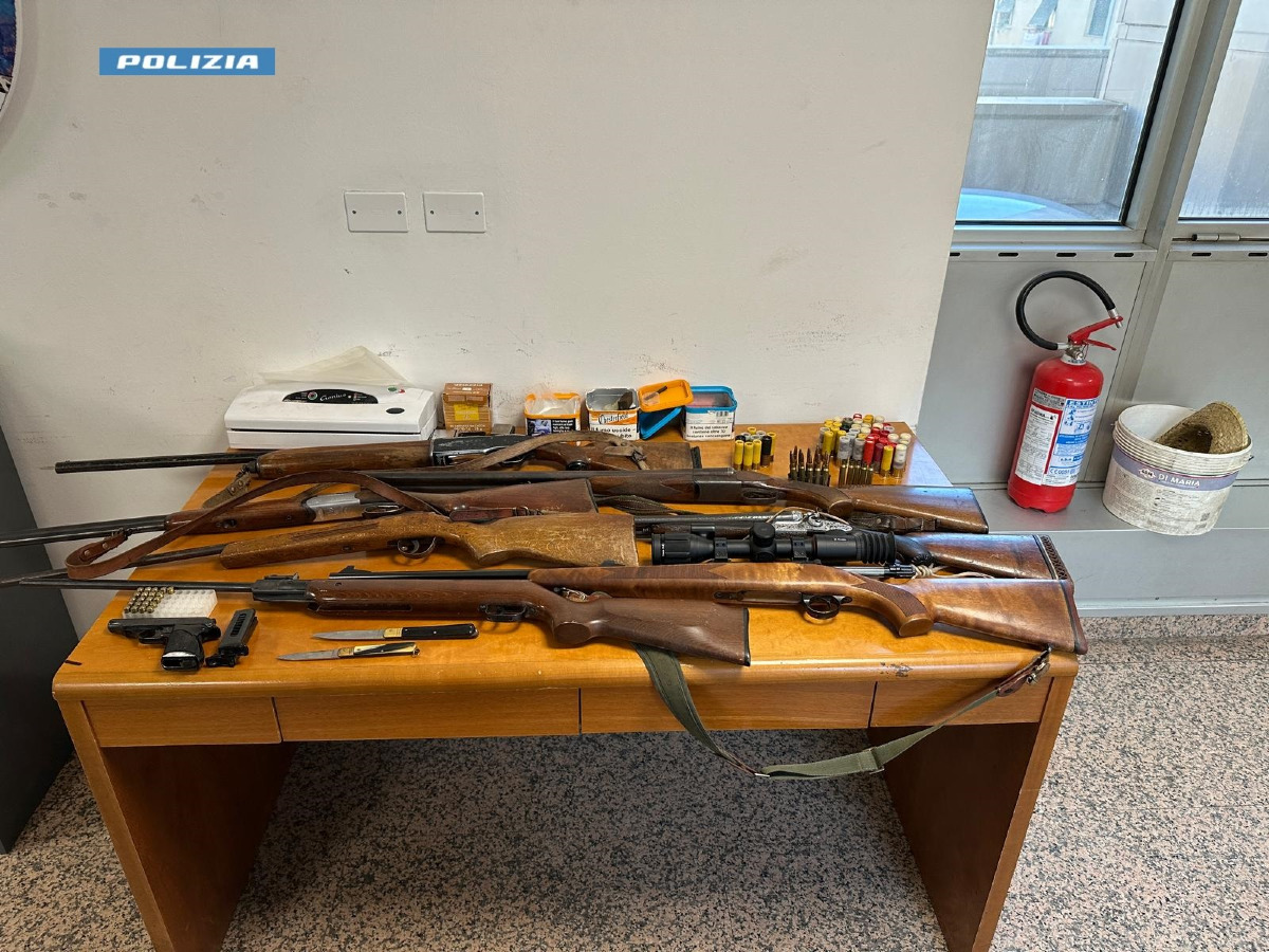 Cosenza - Spaccio e armi illegali: un arresto e una denuncia - Foto: Ufficio stampa Questura di Cosenza