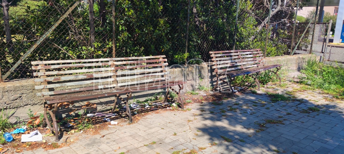 Nei Quartieri di Crotone - Via Giovanni Paolo II, panchine inutilizzabili e area trascurata - Foto: Redazione 