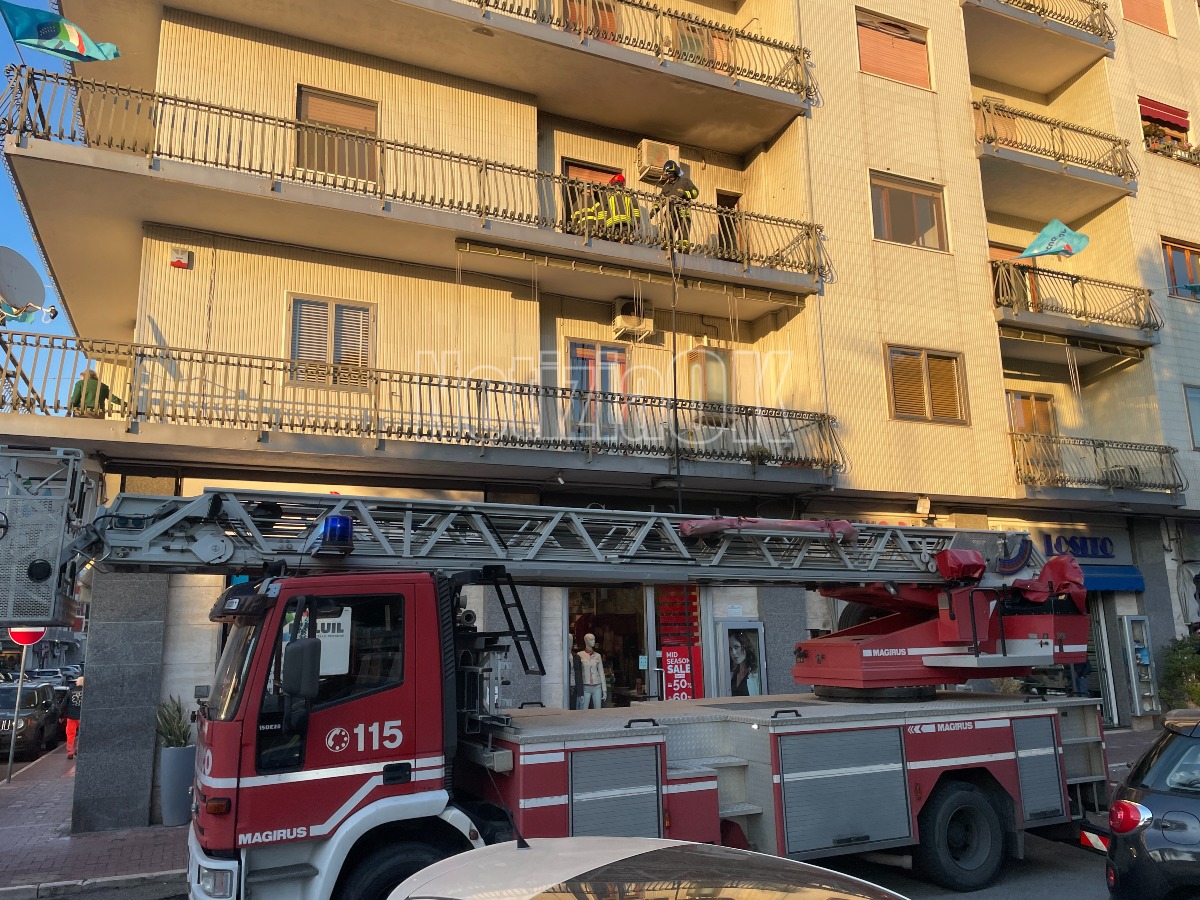 Incendio in centro a Crotone, fiamme su balcone della sede UIL - Foto: Redazione 