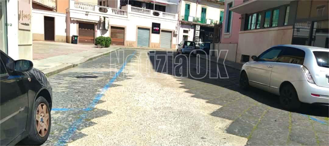 Nei Quartieri di Crotone - In via Napoli rimangono le cicatrici di interventi passati - Foto: Redazione