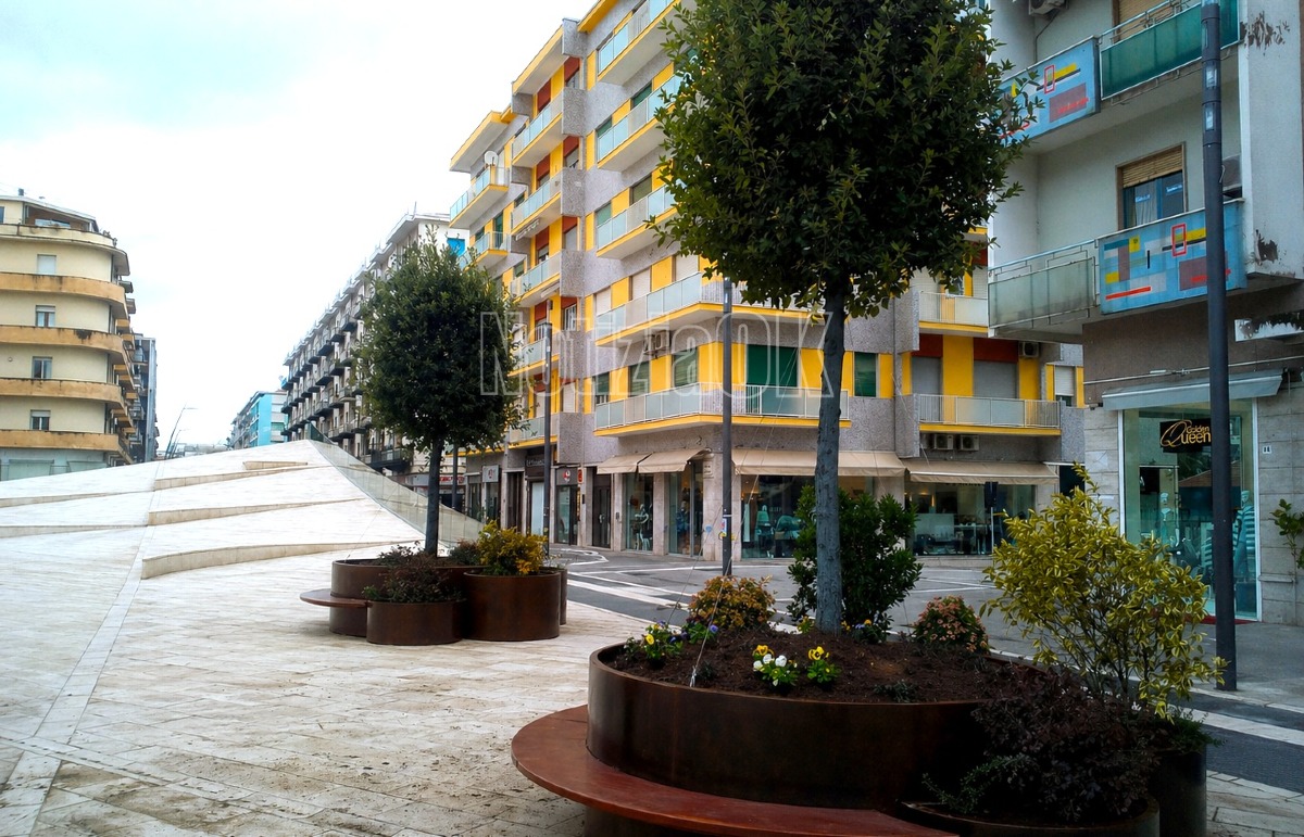 Cosenza - Piazza Bilotti si rinnova con le isole Harris: nuovo volto urbano - Foto: Redazione 