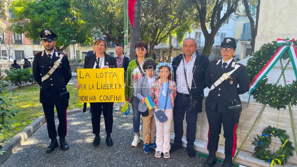 Crotone - 25 aprile, bandiere ucraine in piazza Umberto I: “La libertà non ha confini” - Foto: Redazione 