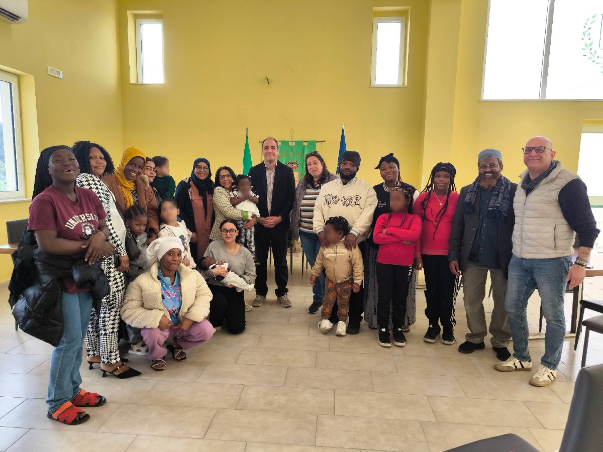 Maida, consegnati due kit nascita a famiglie del progetto SAI e residenti - Foto Uff. Stampa Comune di Maida 