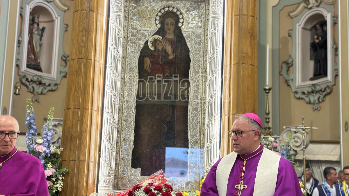 Crotone, mese mariano: Il vescovo Torriani «Maria una vita da seguire» - Foto: Redazione 