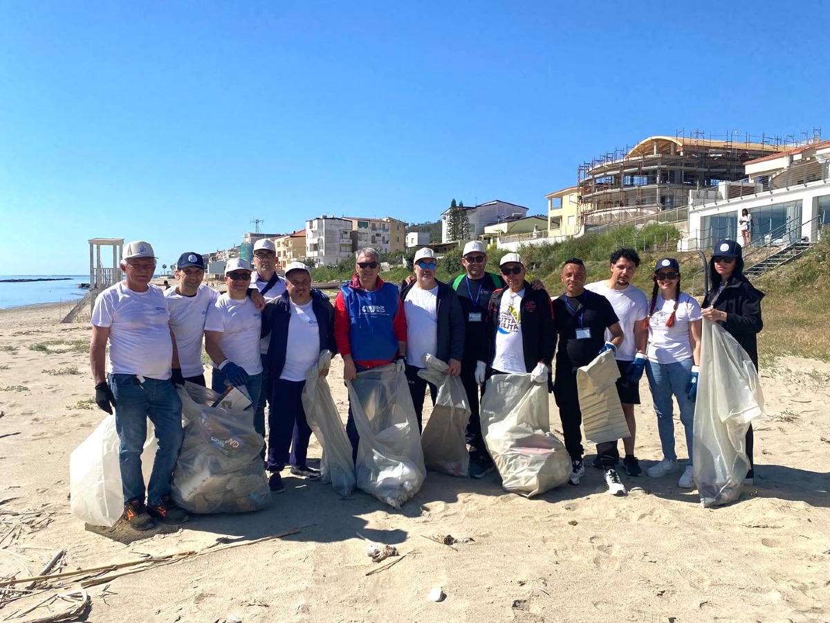 Melissa, giornata ecologica: cittadini e associazioni puliscono la spiaggia - Foto Uff. Stampa Comune di Melissa