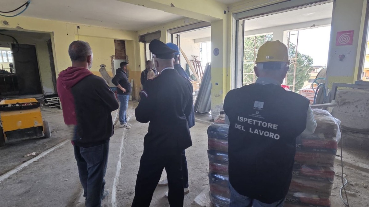 (VIDEO) Sellia Marina, cantiere irregolare: tre lavoratori in nero - Foto Uff. Stampa Carabinieri 