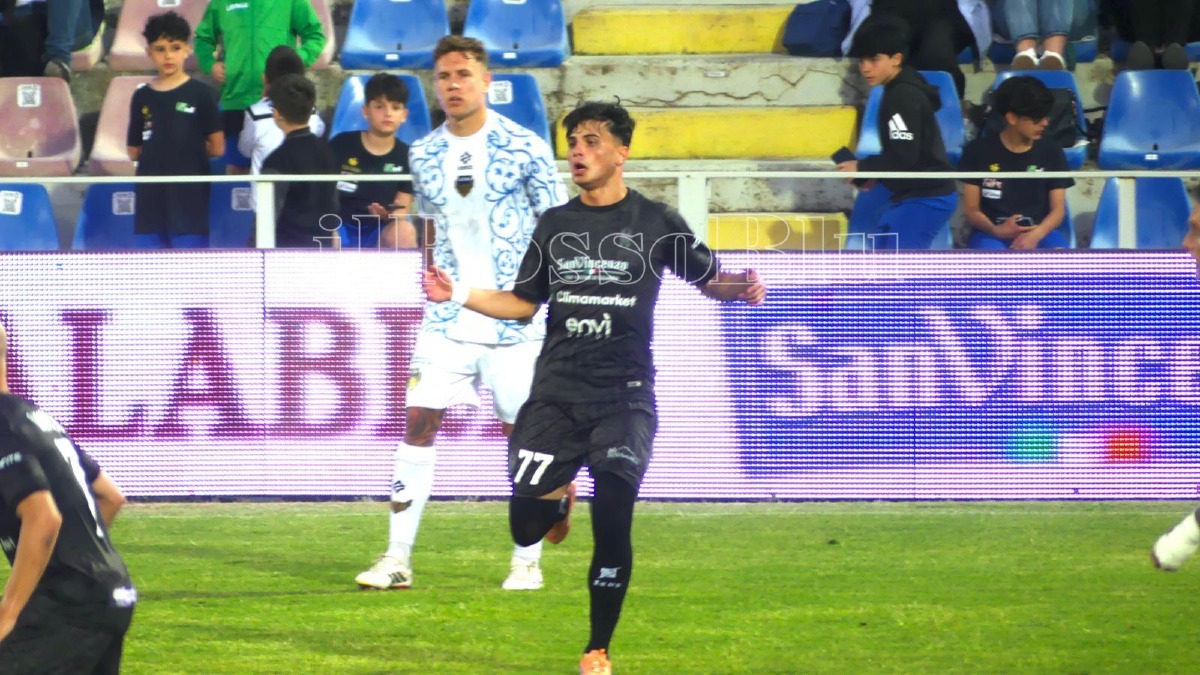 Michele Vrenna, 18 anni e debutto allo Scida: il ragazzo crotonese realizza un sogno - Foto: Redazione 