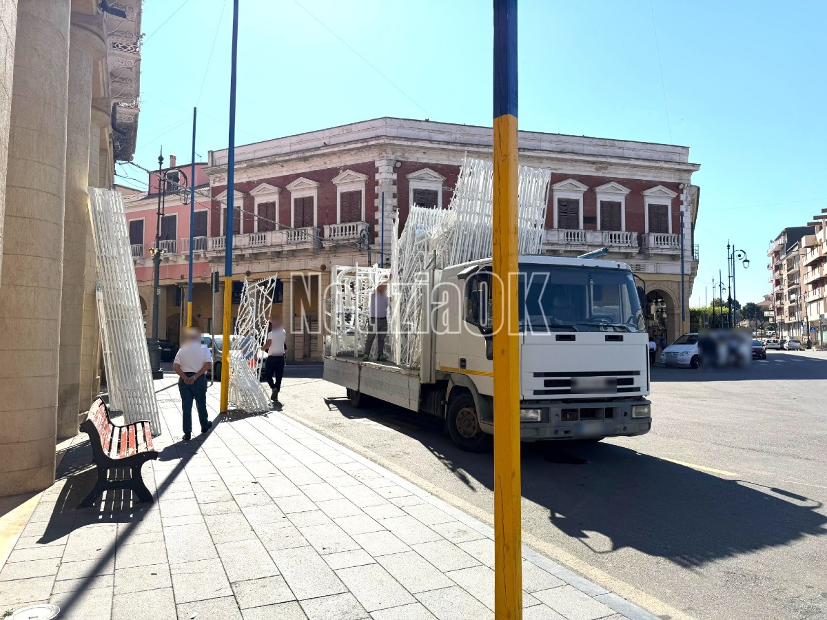 Crotone , il centro inizia a vestirsi a festa - Foto: Redazione 