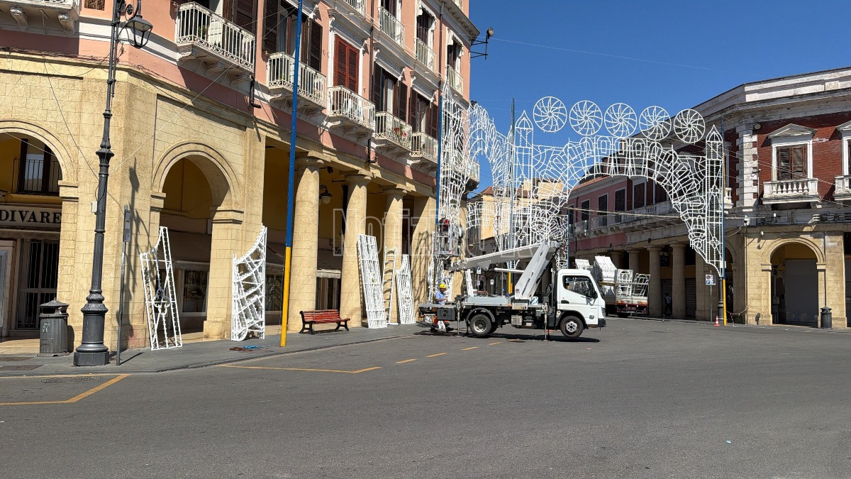 Crotone , il centro inizia a vestirsi a festa - Foto: Redazione 