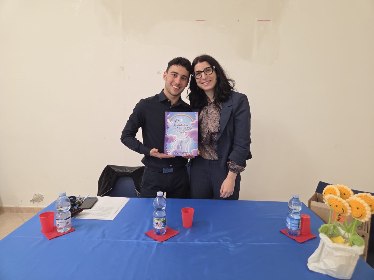 Carmen Sergi al Comicon Napoli con il libro illustrato sugli animali - Foto: Redazione 