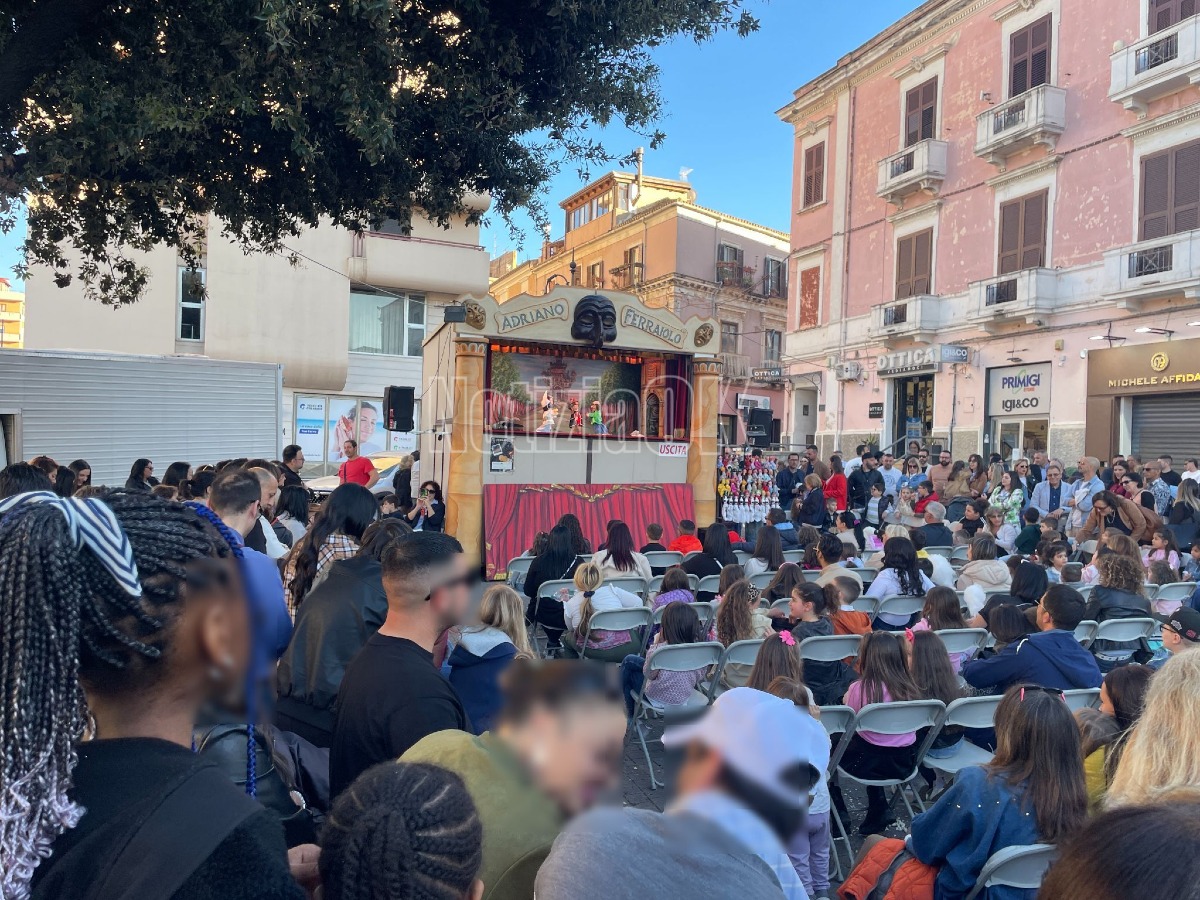Pulcinella incanta Piazza Pitagora: cittadinanza onoraria ad Adriano Ferraiolo - Foto: Redazione 
