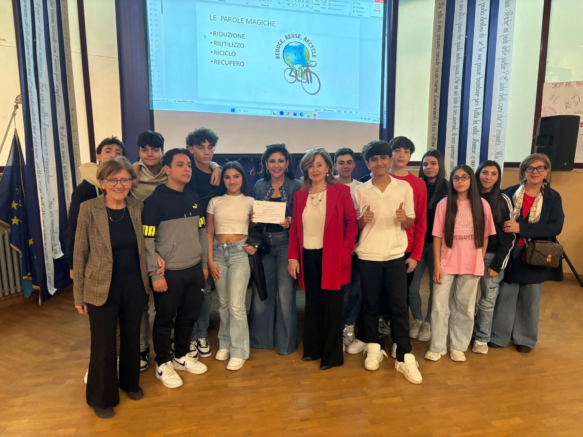 Crotone, premiati gli studenti per la pulizia del lungomare - Foto: Uff. Stampa Sorpptimist Club Crotone 