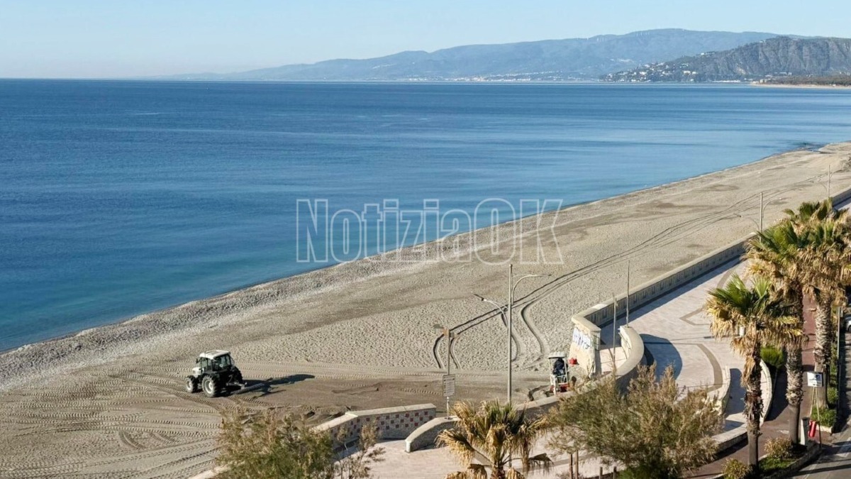 Catanzaro Lido, spiagge ripulite: parte la corsa verso l’estate - Foto Redazione 