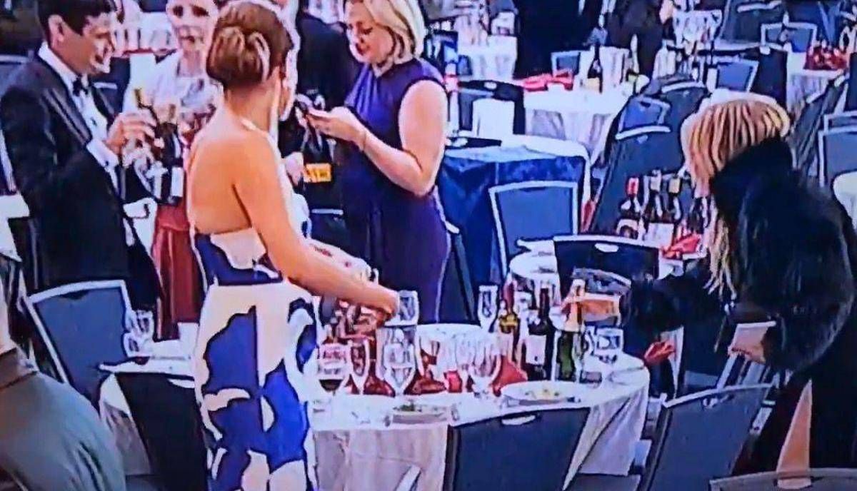 Spari alla cena con Trump, il 'furto' di vino dopo l'attentato diventa virale - 