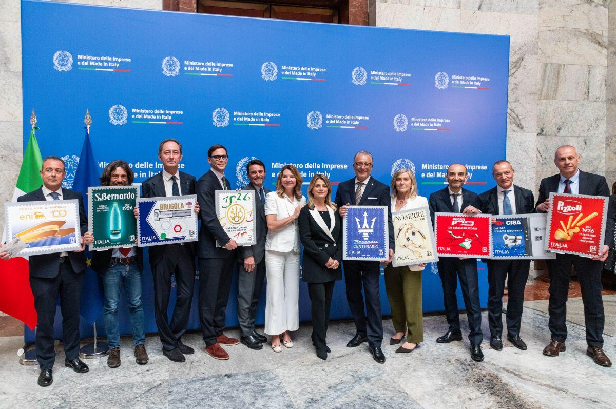 Un francobollo speciale per celebrare il centenario del Tridente Maserati - 