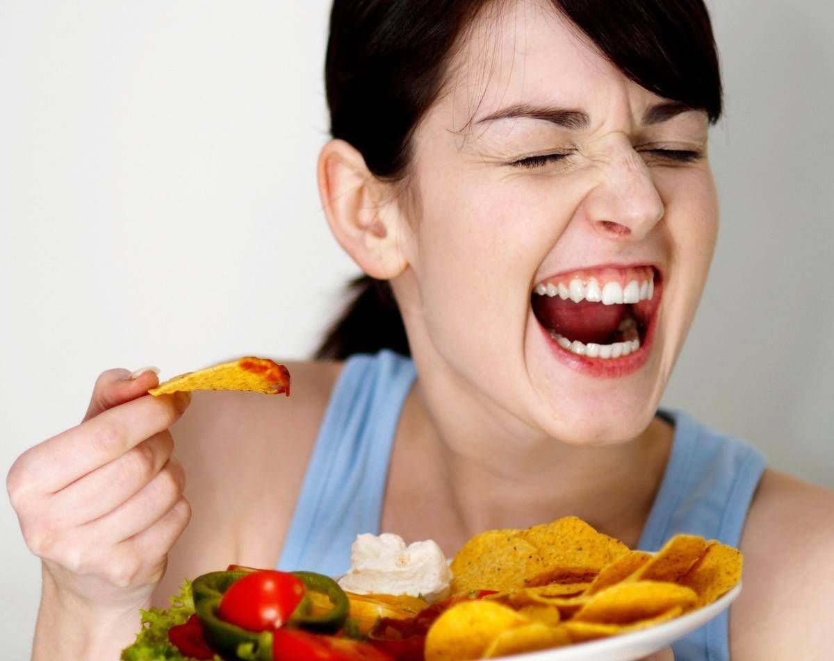 Spuntino di mezzanotte? Non è una buona idea, lo snack fa male all'intestino - 